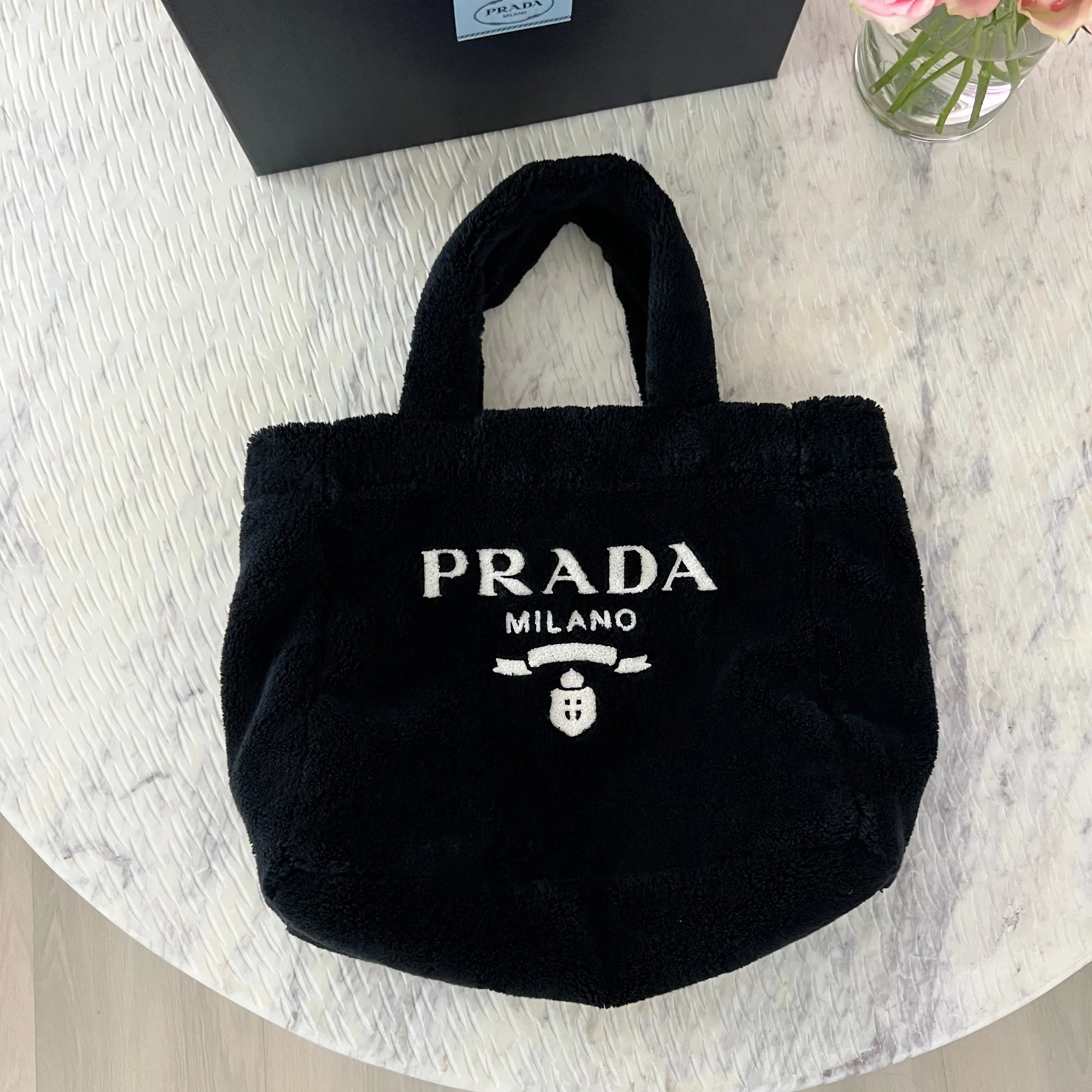 Sure! Here’s an optimized title for the Prada Terry Tote Bag that includes modifiers:

Luxurious Prada Terry Tote Bag - Stylish and Spacious Designer Handbag for Everyday Use