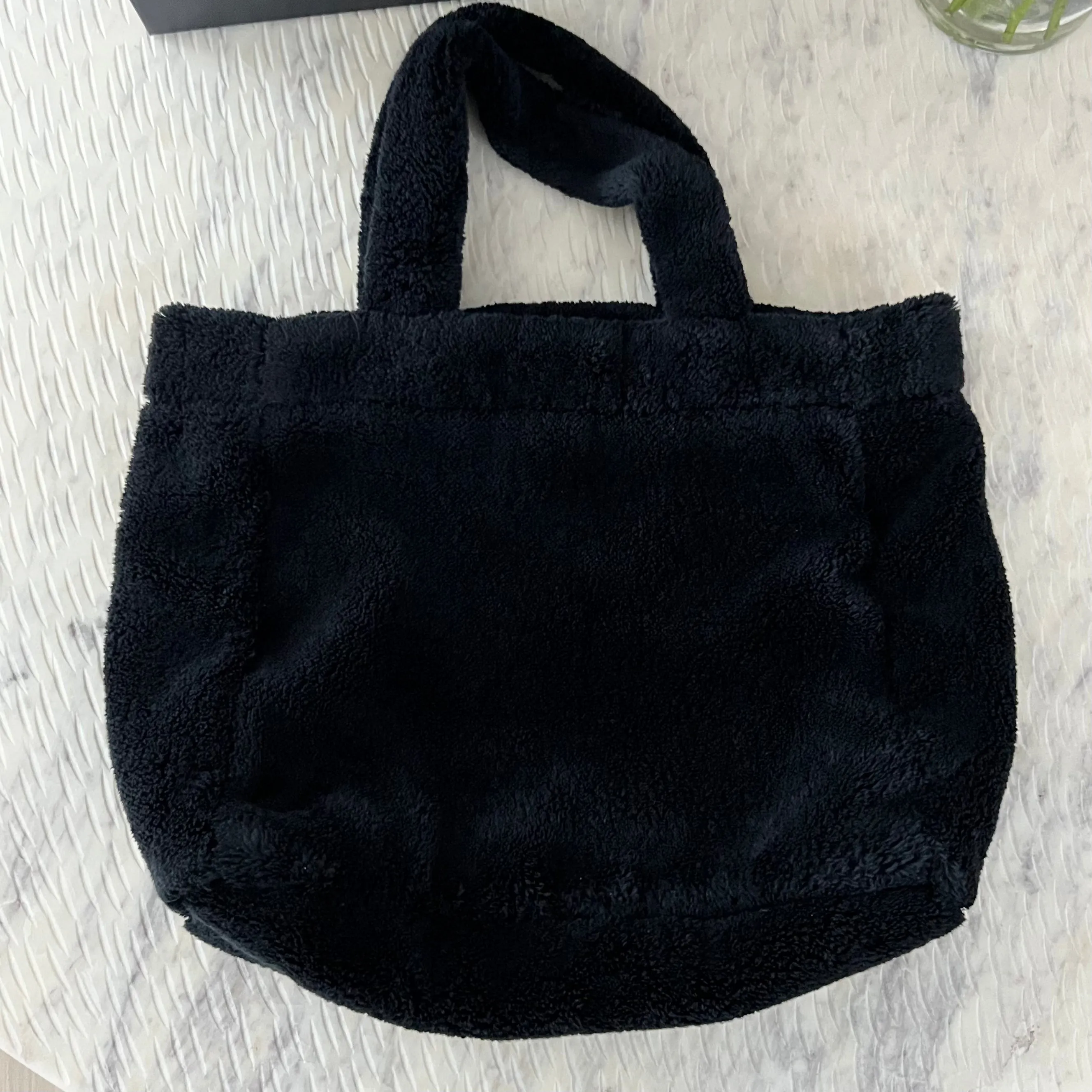 Sure! Here’s an optimized title for the Prada Terry Tote Bag that includes modifiers:

Luxurious Prada Terry Tote Bag - Stylish and Spacious Designer Handbag for Everyday Use