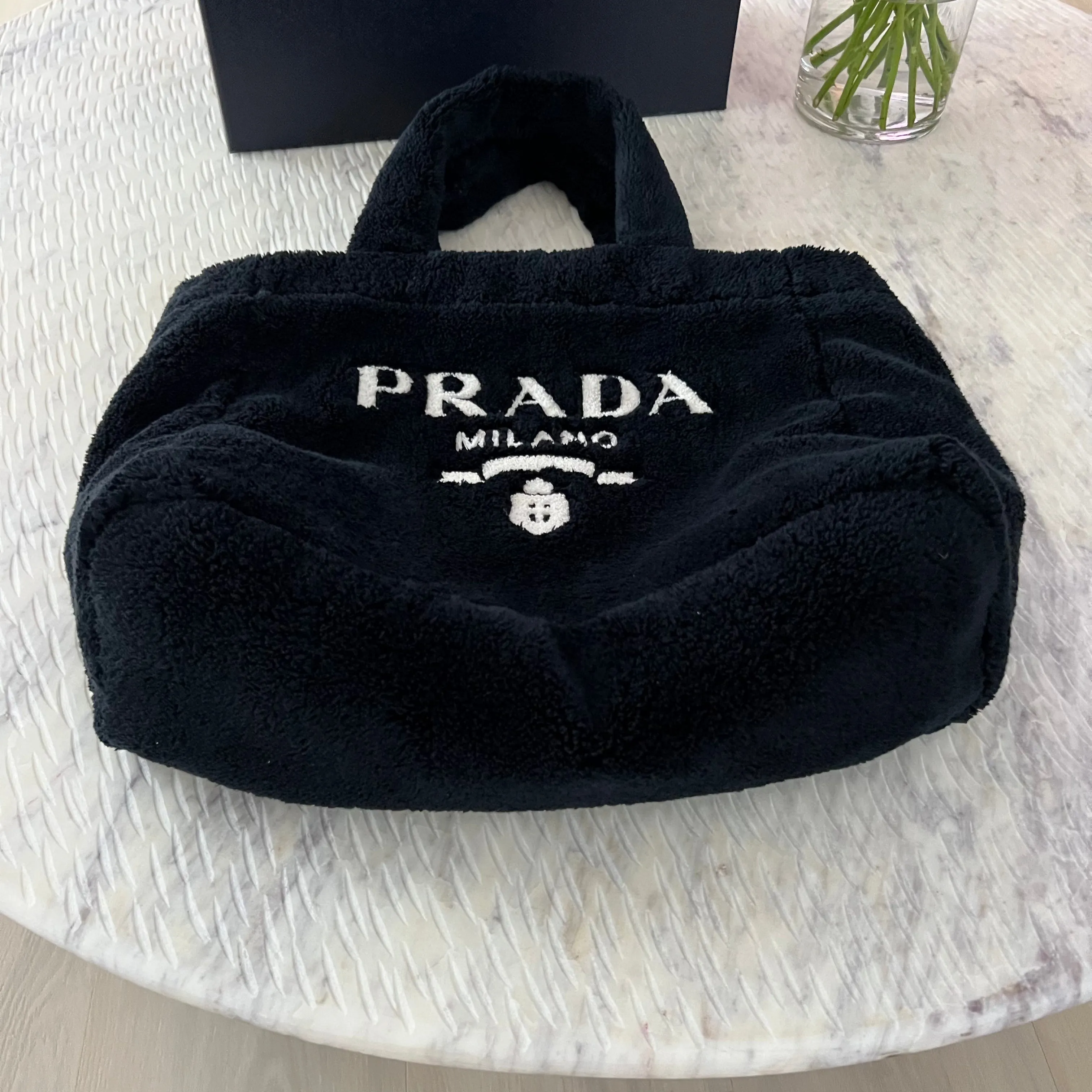 Sure! Here’s an optimized title for the Prada Terry Tote Bag that includes modifiers:

Luxurious Prada Terry Tote Bag - Stylish and Spacious Designer Handbag for Everyday Use