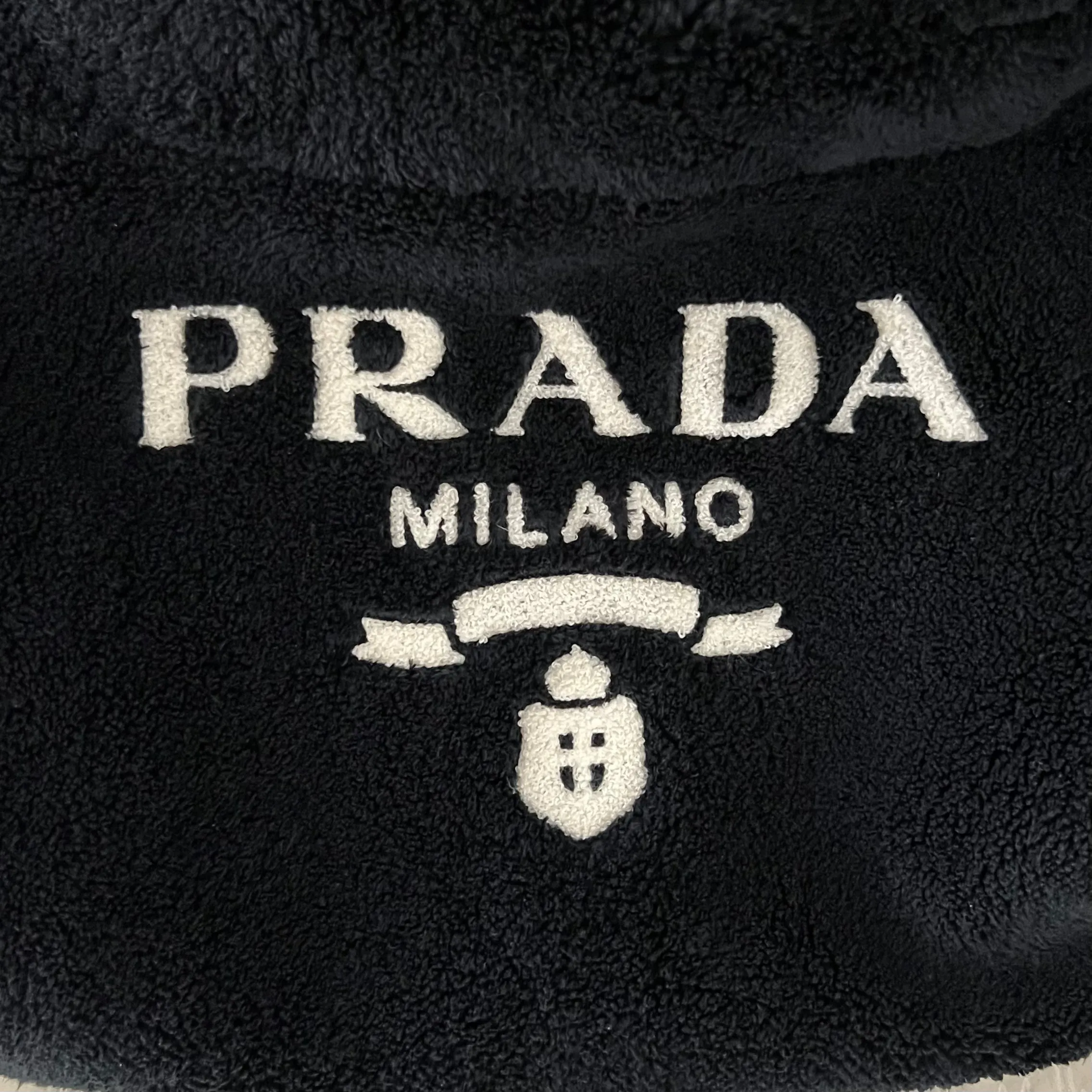 Sure! Here’s an optimized title for the Prada Terry Tote Bag that includes modifiers:

Luxurious Prada Terry Tote Bag - Stylish and Spacious Designer Handbag for Everyday Use