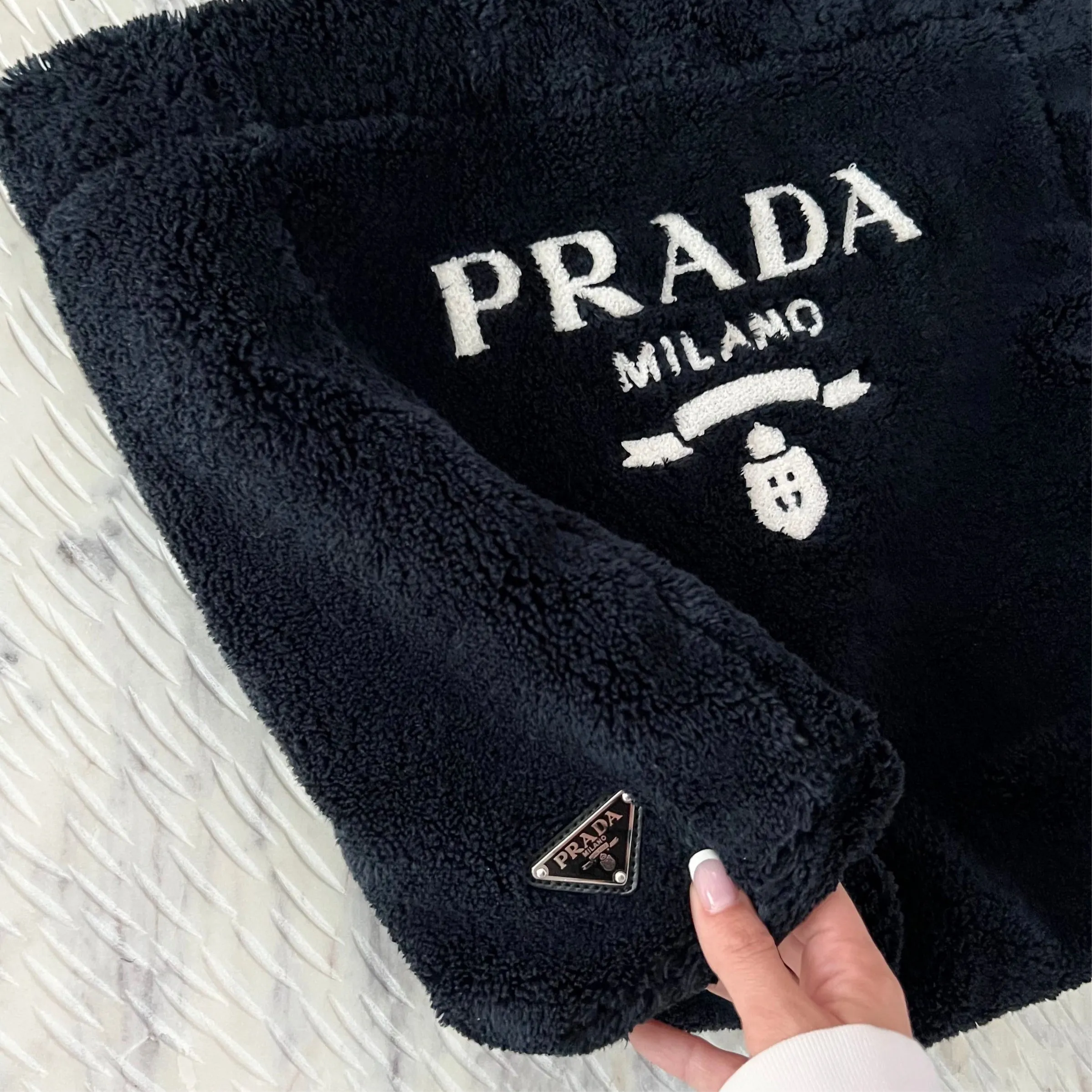 Sure! Here’s an optimized title for the Prada Terry Tote Bag that includes modifiers:

Luxurious Prada Terry Tote Bag - Stylish and Spacious Designer Handbag for Everyday Use