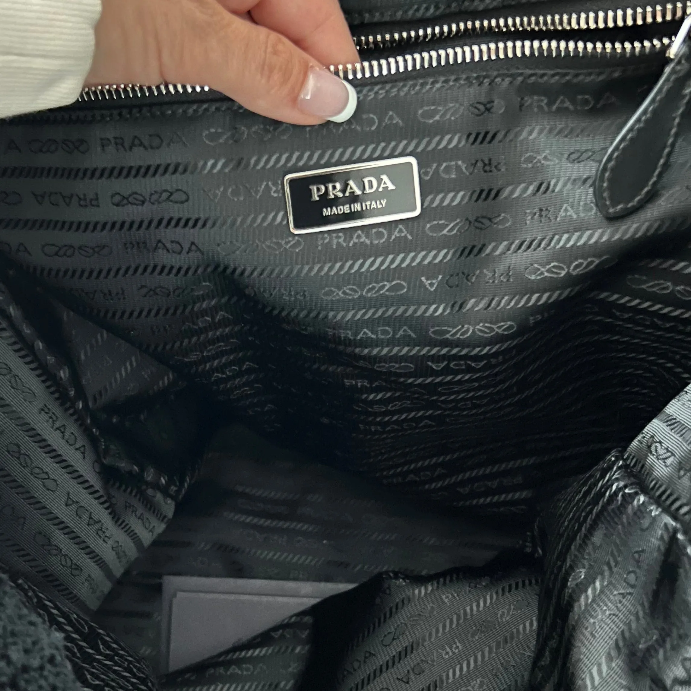 Sure! Here’s an optimized title for the Prada Terry Tote Bag that includes modifiers:

Luxurious Prada Terry Tote Bag - Stylish and Spacious Designer Handbag for Everyday Use